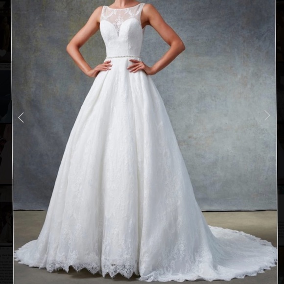 White wedding ball gown - Picture 1 of 6